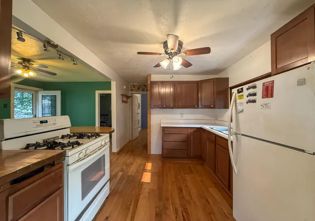 Photo 4 of Single family home for sale at 52411 Lakeview Dr, Dowagiac, MI 49047 | MLS# 69026036849 | Listing updated on 2026-08-21
