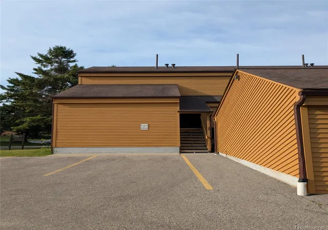 2nd image of 4749 S Pleasantview Rd, Harbor Springs, MI 49740