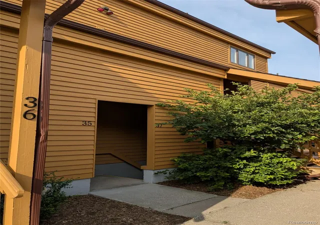 3rd image of 4749 S Pleasantview Rd, Harbor Springs, MI 49740