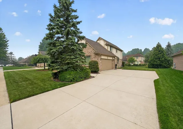 Photo 3 of Single family home for sale at 4379 Chablis Dr, Sterling Heights, MI 48314 | MLS# 58050215326 | Listing updated on 2026-08-26