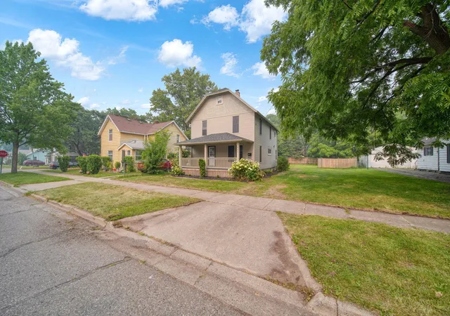 Photo 2 of Single family home for sale at 841 Bennett St, Jackson, MI 49202 | MLS# 55026036862 | Listing updated on 2026-09-15