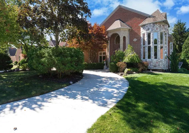 Photo 2 of Mansion for sale at 833 Lakewood Dr, Rochester Hills, MI 48309 | MLS# 81026036870 | Listing updated on 2026-07-24