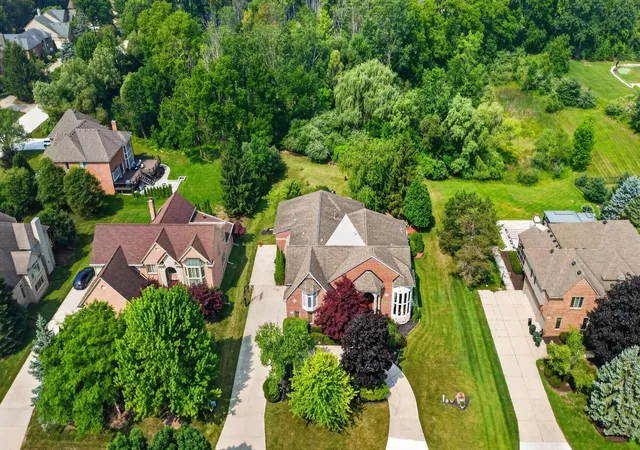 Photo 3 of Mansion for sale at 833 Lakewood Dr, Rochester Hills, MI 48309 | MLS# 81026036870 | Listing updated on 2026-07-24