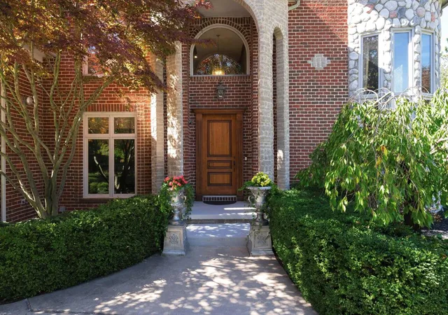 Photo 3 of Single family home for sale at 833 Lakewood Dr, Rochester Hills, MI 48309 | MLS# 81026036870 | Listing updated on 2026-07-24