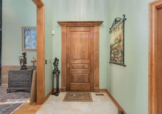 Photo 4 of Single family home for sale at 833 Lakewood Dr, Rochester Hills, MI 48309 | MLS# 81026036870 | Listing updated on 2026-07-24