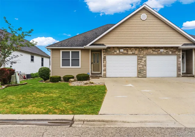 Listing Photo 3 - Condo for sale in building located at 7027 Stratford Ln, Flushing, MI 48433