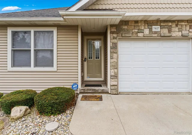 Listing Photo 4 - Condo for sale in building located at 7027 Stratford Ln, Flushing, MI 48433