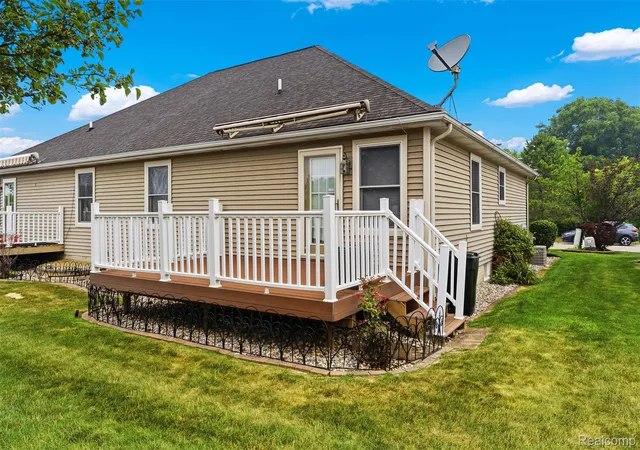 Listing Photo 5 - Condo for sale in building located at 7027 Stratford Ln, Flushing, MI 48433