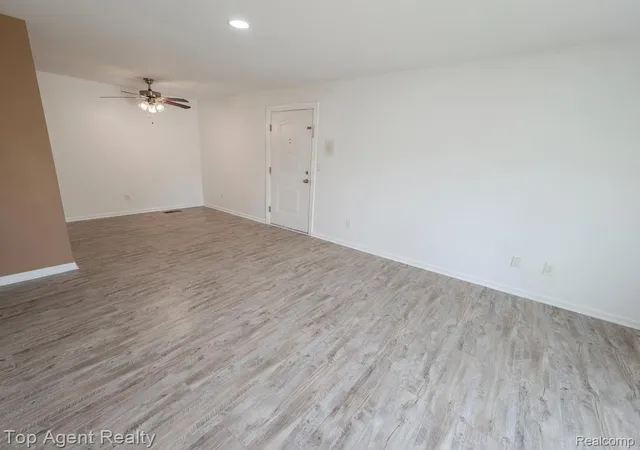 Listing Photo 4 - Condo for sale in building located at 14211 Ivanhoe Dr, Sterling Heights, MI 48312