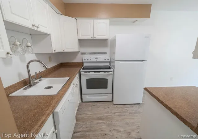 Listing Photo 5 - Condo for sale in building located at 14211 Ivanhoe Dr, Sterling Heights, MI 48312