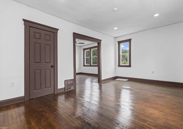 Listing Photo 5 - Condo for sale in building located at 5392 Seebaldt St, Detroit, MI 48204