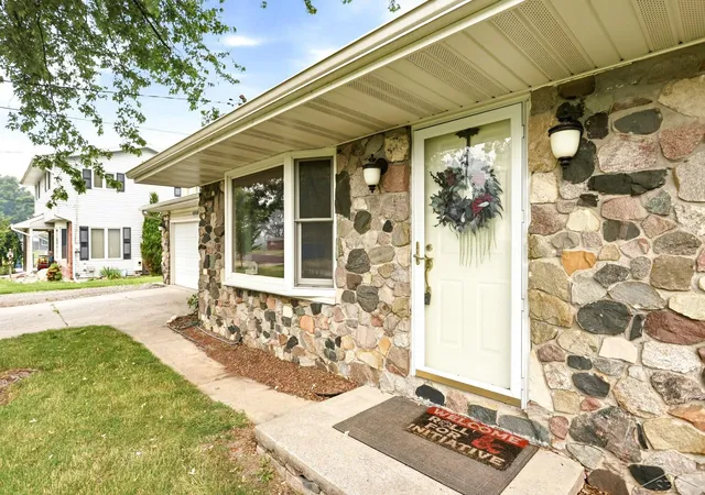 Photo 4 of Single family home for sale at 4060 Diceglie Ct, Saginaw, MI 48604 | MLS# 61050215350 | Listing updated on 2026-09-08