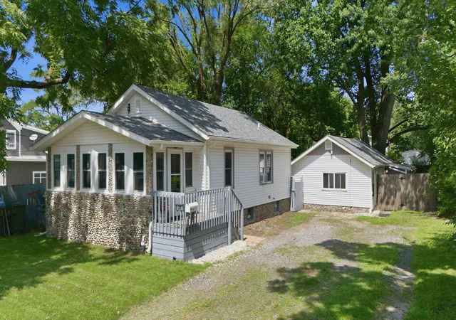 Photo 1 of Single family home for sale at 27 S Smith St, New Buffalo, MI 49117 | MLS# 69026036914 | Listing updated on 2026-09-01
