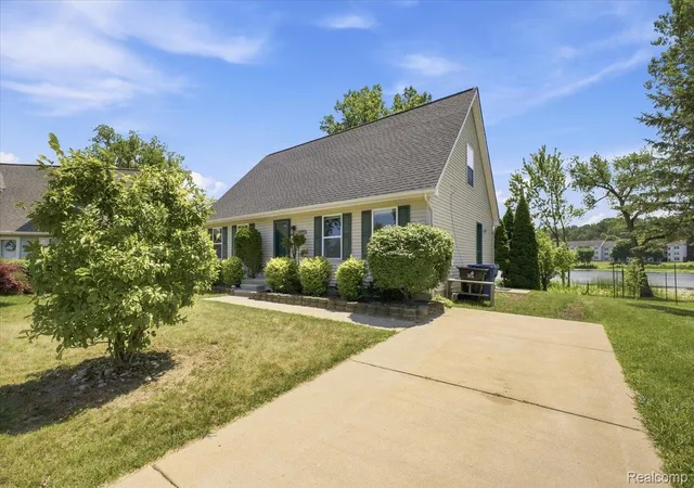3rd image of 879 Barren Oaks Dr, Pontiac, MI 48341 | MLS# 20261055474