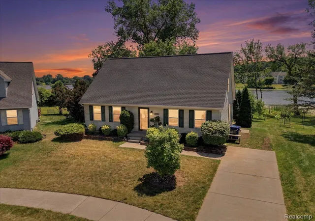 4th image of 879 Barren Oaks Dr, Pontiac, MI 48341 | MLS# 20261055474