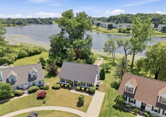5th image of 879 Barren Oaks Dr, Pontiac, MI 48341 | MLS# 20261055474