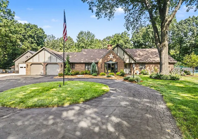 Photo 2 of Single family home for sale at 1555 Cardinal Dr, Saint Joseph, MI 49085 | MLS# 69026036924 | Listing updated on 2026-08-22