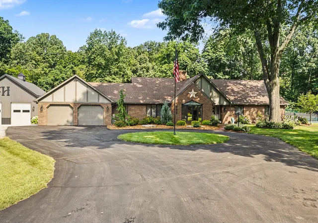 Photo 3 of Single family home for sale at 1555 Cardinal Dr, Saint Joseph, MI 49085 | MLS# 69026036924 | Listing updated on 2026-08-22