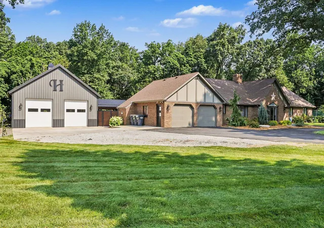 Photo 3 of Single family home for sale at 1555 Cardinal Dr, Saint Joseph, MI 49085 | MLS# 69026036924 | Listing updated on 2026-08-22
