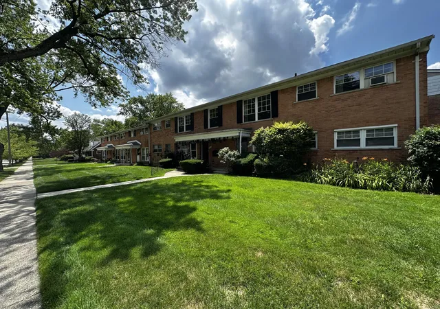 Listing Photo 2 - Condo for sale in building located at 3213 Benjamin Ave, Royal Oak, MI 48073 - Unit #3