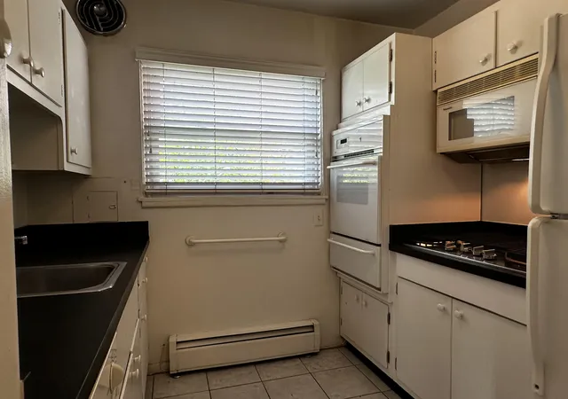 Listing Photo 5 - Condo for sale in building located at 3213 Benjamin Ave, Royal Oak, MI 48073 - Unit #3