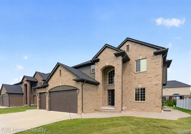 37th image of 36188 English Dr, Sterling Heights, MI 48310 | MLS# 20261055524