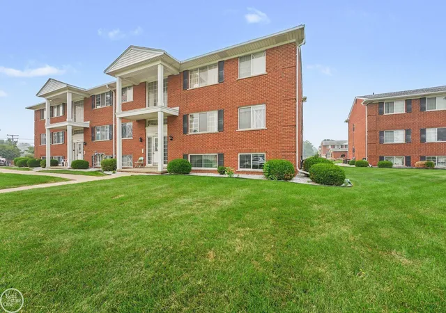 12th image of 8220 Crestview Dr, Sterling Heights, MI 48312 | MLS# 58050215395