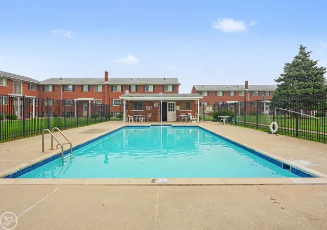 2nd image of 8220 Crestview Dr, Sterling Heights, MI 48312 | MLS# 58050215395