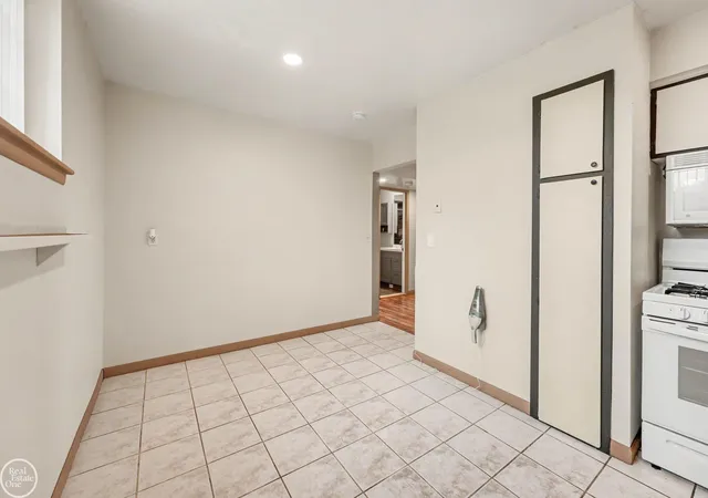 5th image of 8220 Crestview Dr, Sterling Heights, MI 48312