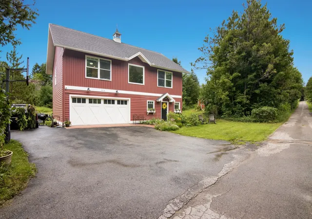 Photo 3 of Single family home for sale at 910 Rusch View Ridge, Traverse City, MI 49696 | MLS# 78080071232 | Listing updated on 2026-09-17