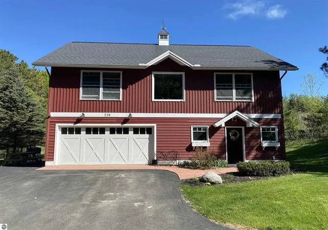 Photo 4 of Single family home for sale at 910 Rusch View Ridge, Traverse City, MI 49696 | MLS# 78080071232 | Listing updated on 2026-09-17