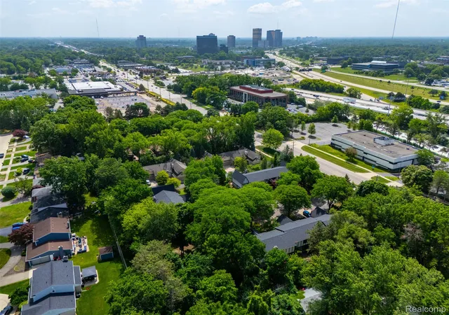 Listing Photo 2 - Condo for sale in building located at 22664 W 11 Mile Rd, Southfield, MI 48034 - Unit #