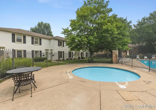 Listing Photo 2 - Condo for sale in building located at 2551 Abbington Dr Se, Kent, MI 49506