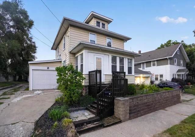 Photo 2 of Single family home for sale at 406 Garfield St, Jackson, MI 49203 | MLS# 81026037067 | Listing updated on 2026-09-13