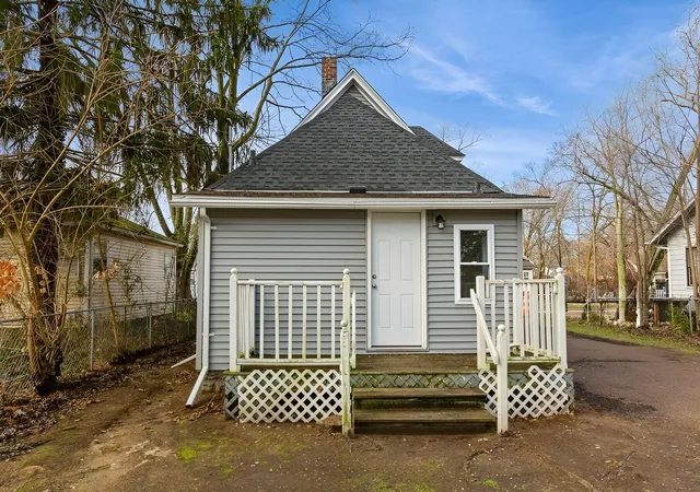 Photo 3 of Single family home for sale at 979 Lavette Ave, Benton Harbor, MI 49022 | MLS# 69026037092 | Listing updated on 2026-09-04