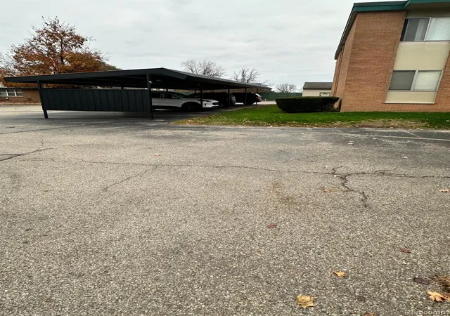 2nd image of 1870 Axtell Dr, Troy, MI 48084