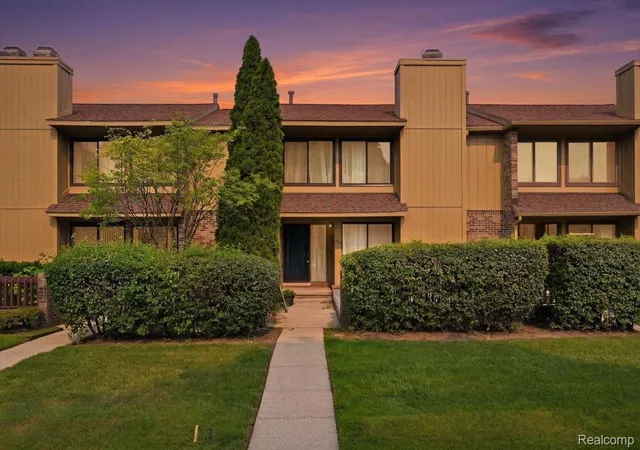 Photo 1 of Sale Pending at 1820 S Hill Blvd, Bloomfield Hills, MI 48304 | MLS# 20261055759 | Listing updated on 2026-08-22