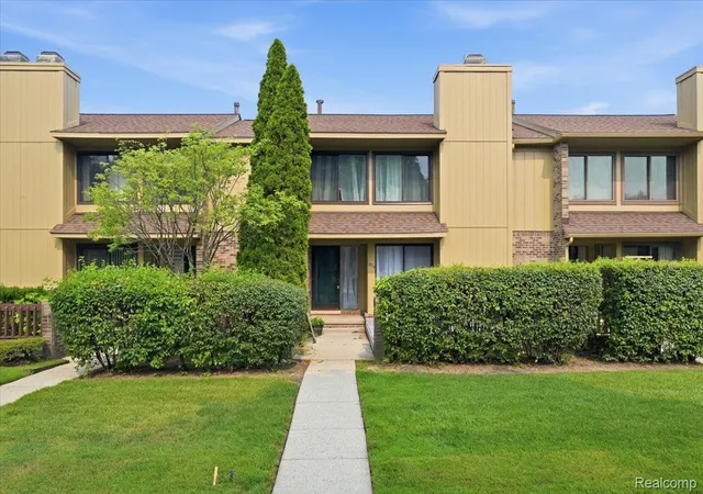 Listing Photo 2 - Condo for sale in building located at 1820 S Hl Blvd, Bloomfield Hills, MI 48304