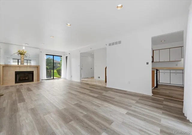 Listing Photo 5 - Condo for sale in building located at 1820 S Hl Blvd, Bloomfield Hills, MI 48304