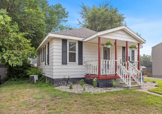 2nd image of 1628 Pennoyer Ave, Grand Haven, MI 49417 | MLS# 65026037124