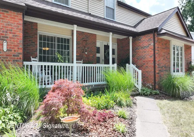 Photo 2 of Single family home for sale at 212 Cedarwood Dr, Flushing, MI 48433 | MLS# 5050215459 | Listing updated on 2026-09-16