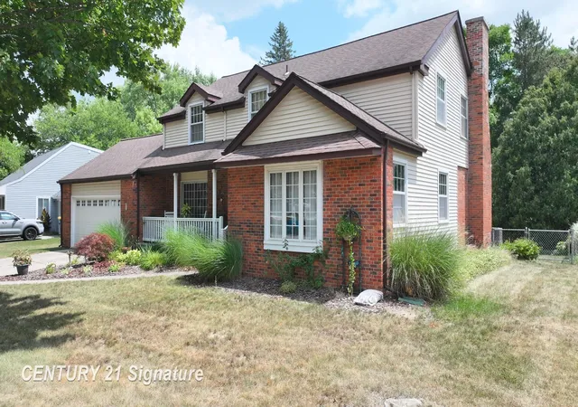 Photo 3 of Single family home for sale at 212 Cedarwood Dr, Flushing, MI 48433 | MLS# 5050215459 | Listing updated on 2026-09-16