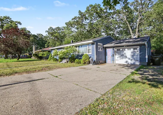 Photo 1 of Single family home for sale at 1324 Eastwood Dr, Muskegon, MI 49442 | MLS# 71026037142 | Listing updated on 2026-10-07