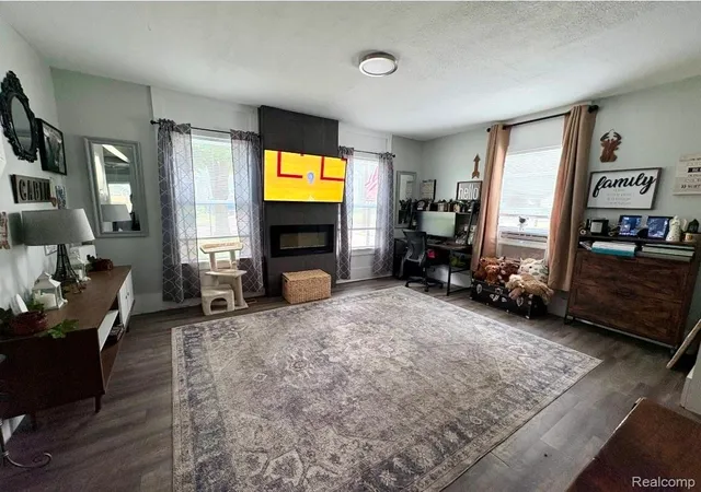 Photo 3 of Single family home for sale at 614 N Saginaw St, Owosso, MI 48867 | MLS# 20261055897 | Listing updated on 2026-10-03