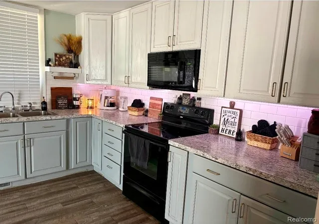 Photo 4 of Single family home for sale at 614 N Saginaw St, Owosso, MI 48867 | MLS# 20261055897 | Listing updated on 2026-10-03