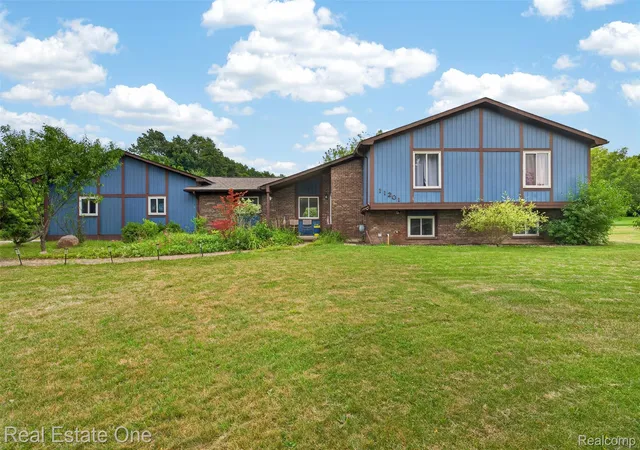 Photo 2 of Single family home for sale at 11201 Horton Rd, Holly, MI 48442 | MLS# 20261055944 | Listing updated on 2026-09-17