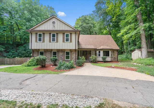 Photo 2 of Single family home for sale at 8115 Kiowa Trl, Pinckney, MI 48169 | MLS# 20261055956 | Listing updated on 2026-08-20