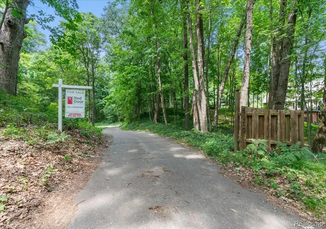 Photo 3 of Single family home for sale at 8115 Kiowa Trl, Pinckney, MI 48169 | MLS# 20261055956 | Listing updated on 2026-08-20