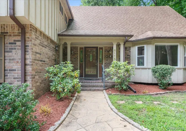 Photo 3 of Single family home for sale at 8115 Kiowa Trl, Pinckney, MI 48169 | MLS# 20261055956 | Listing updated on 2026-08-20