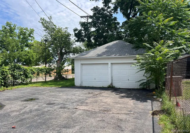 Listing Photo 5 - Condo for sale in building located at 156 Mark Ave, Pontiac, MI 48341